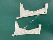 Une paire de poteaux d'affichage d'électrocardiographe GE Mac1200ST en plastique blanc